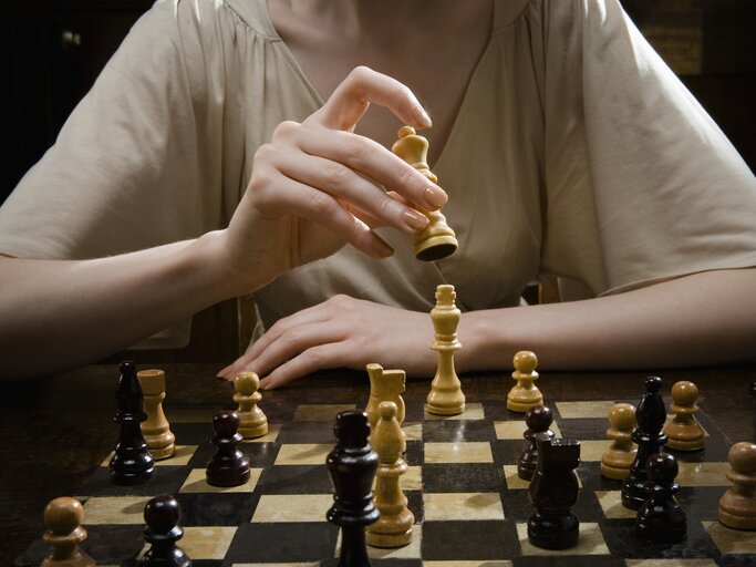 Frau spielt Schach | © GettyImages/Betsie Van der Meer