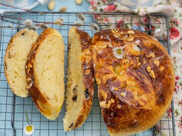 Osterbrot, das schön angerichtet ist | © GettyImages/larik_malasha