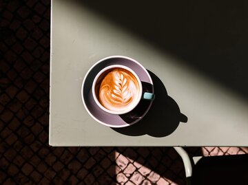 Kaffee steht auf dem Tisch | © Getty Images/ Alexander Spatari